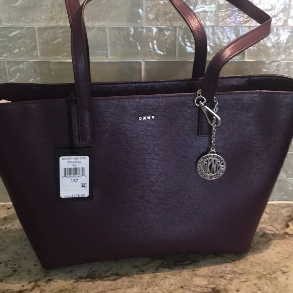⭐️HOST PICK⭐️ NWT 💯% Authentic DKNY Genuine Leather Tote